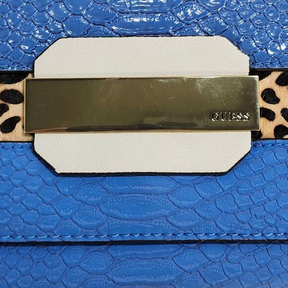 NWT GUESS Blue Faux Snakeskin Wristlet Clutch w/ Leopard Accent & Logo Plate - Picture 4 of 11